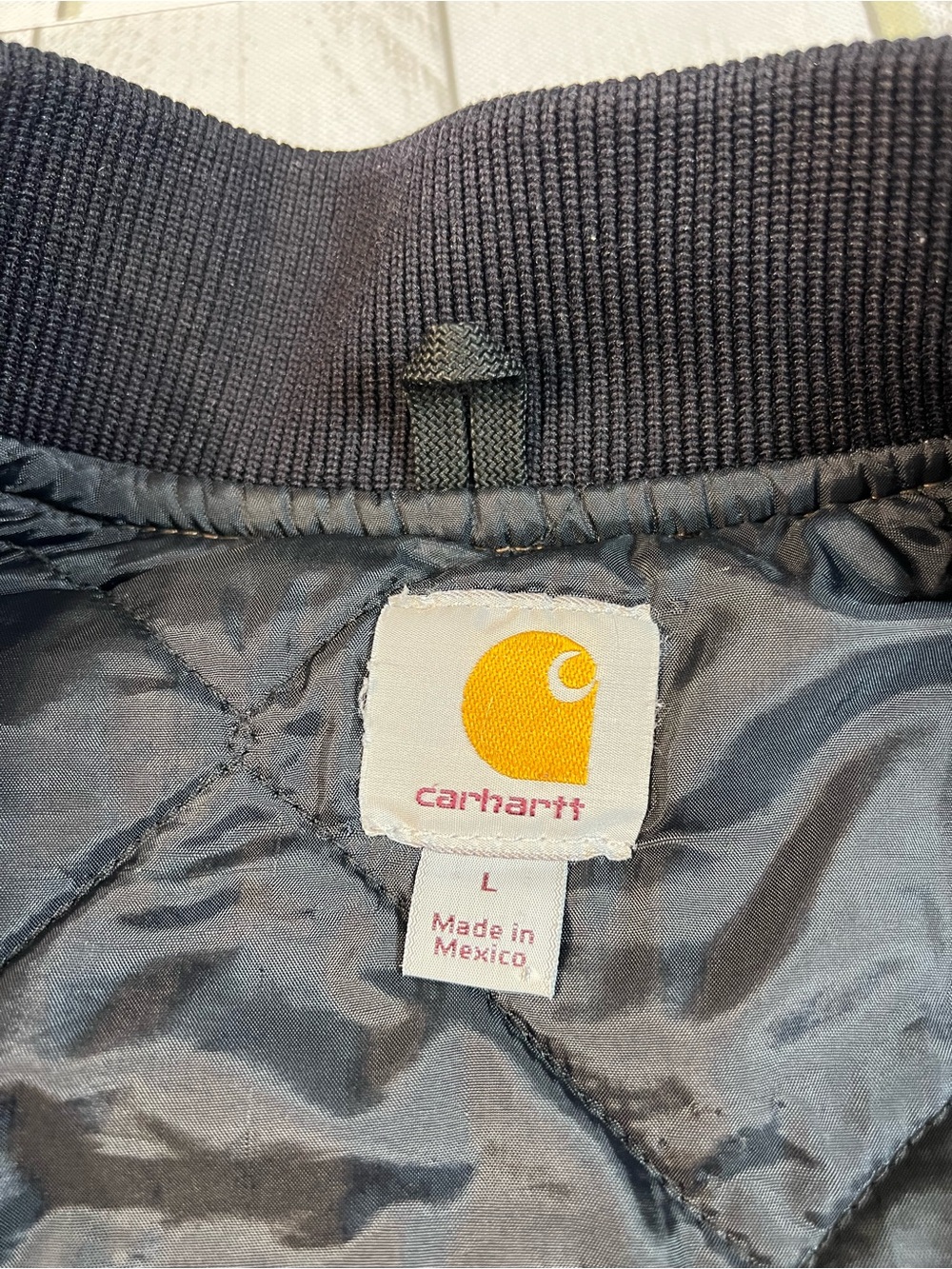 Carhartt Black Jacket Interior with Yellow Logo Label - Picture 7 of 9
